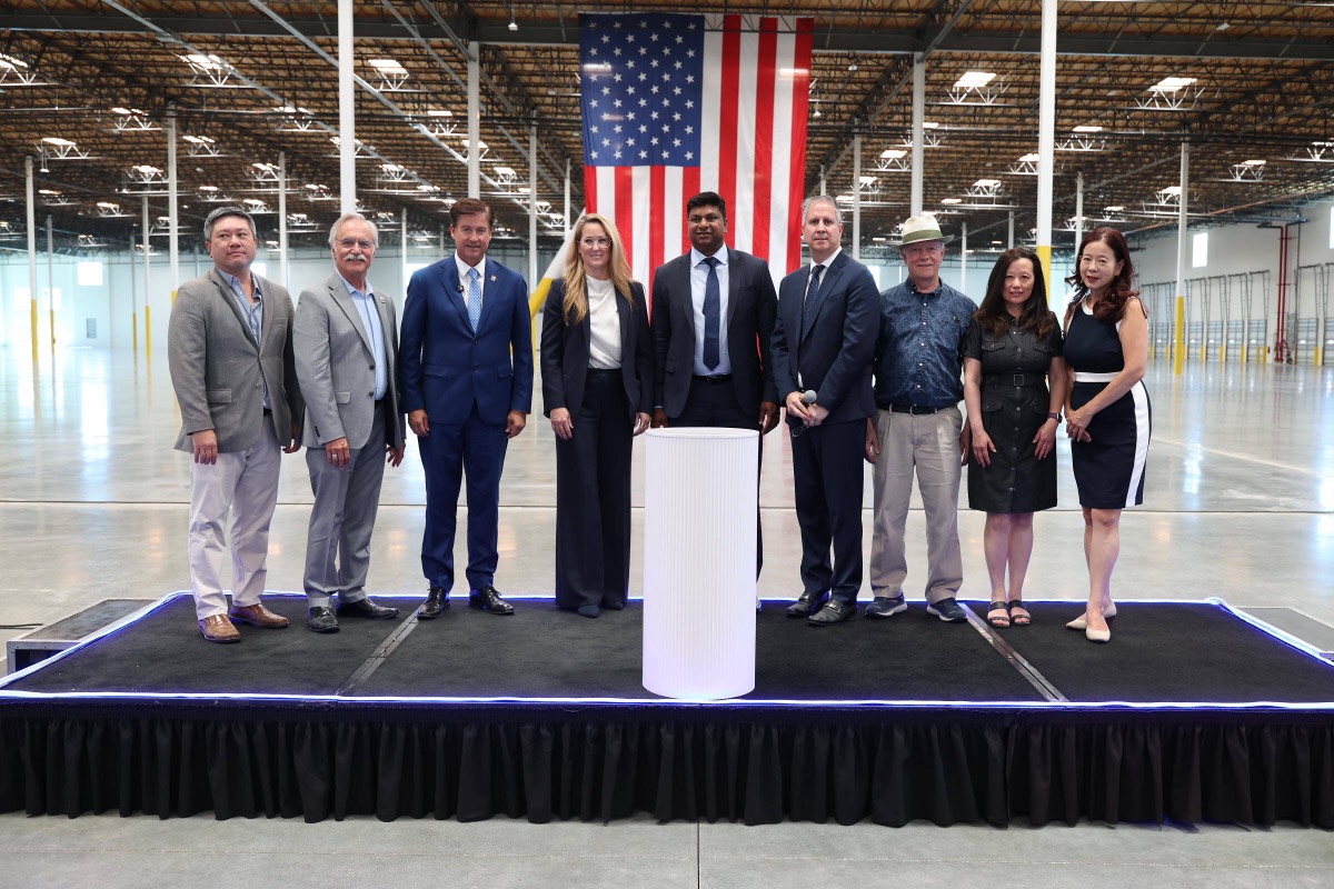 Velo3D leadership, customers and community partners celebrating the Forge 1 expansion